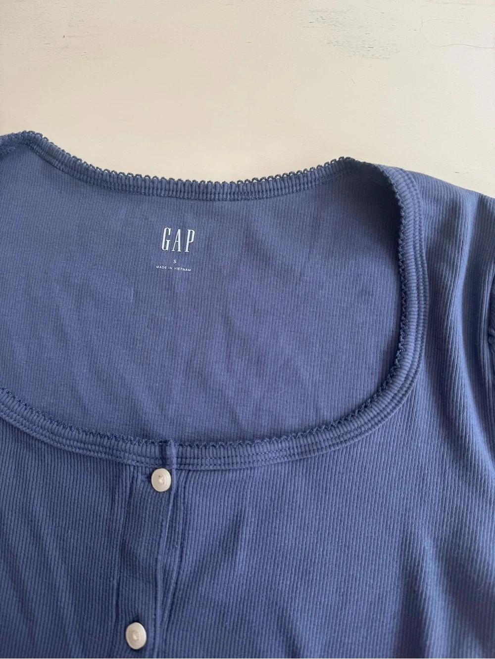 GAP Button-Front Top - Picture 2 of 4